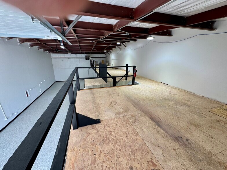 More Photos Of 517 N Lake Ave, Twin Lakes Showroom For Lease