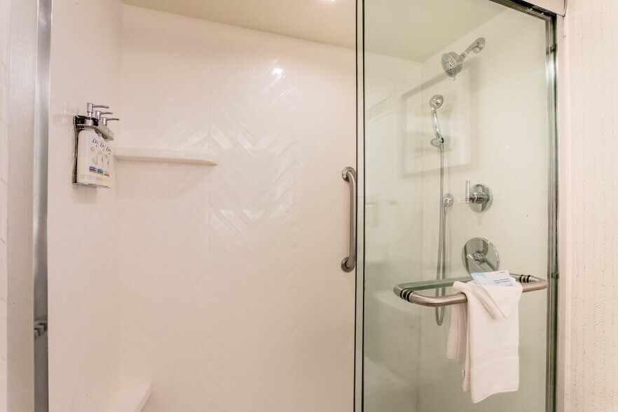 More Photos Of 600 Interstate 30, Little Rock Hotel For Sale