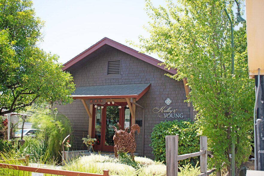 Primary Photo Of 119 Cloverdale Blvd, Cloverdale General Retail For Sale