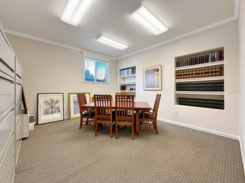 More Photos Of 624 Fleet St, Brookings Office For Sale