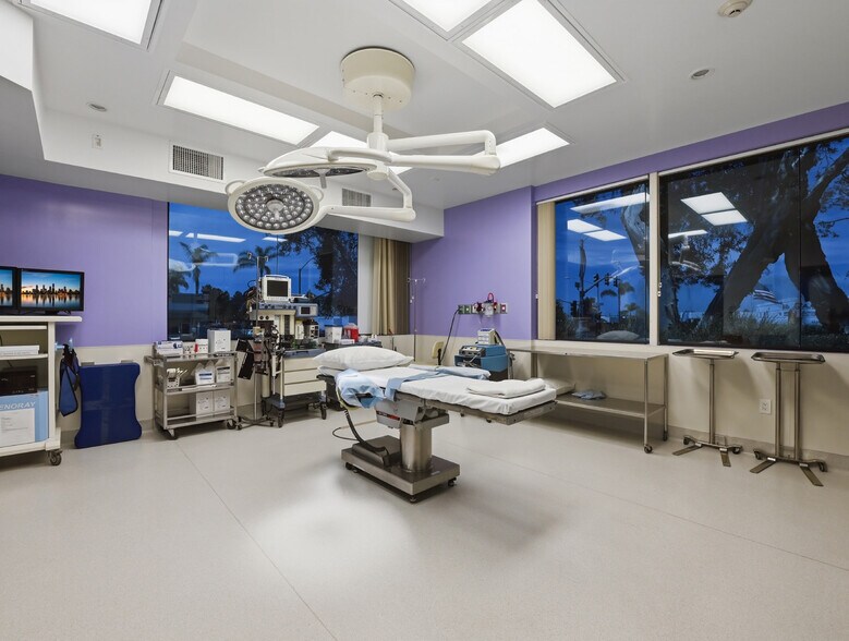 More Photos Of 6610 Flanders Dr, San Diego Medical For Sale