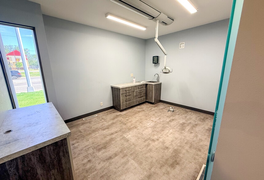 More Photos Of 1711 E 10th St, Sioux Falls Office For Sale