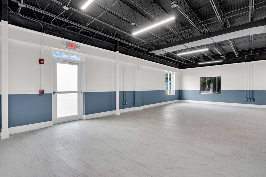 More Photos Of 417 8th St W, Bradenton Flex For Lease