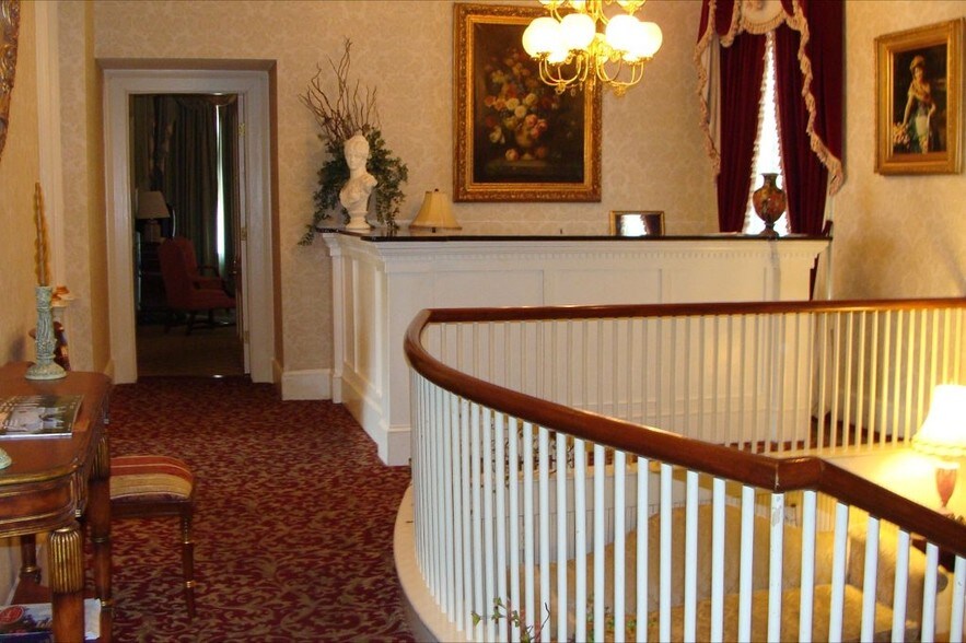 More Photos Of 201 N Pearl St, Natchez Hotel For Sale