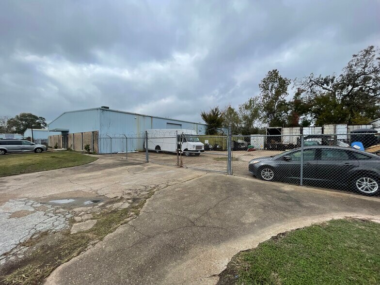 More Photos Of 903 Brenda St, Houston Warehouse For Sale