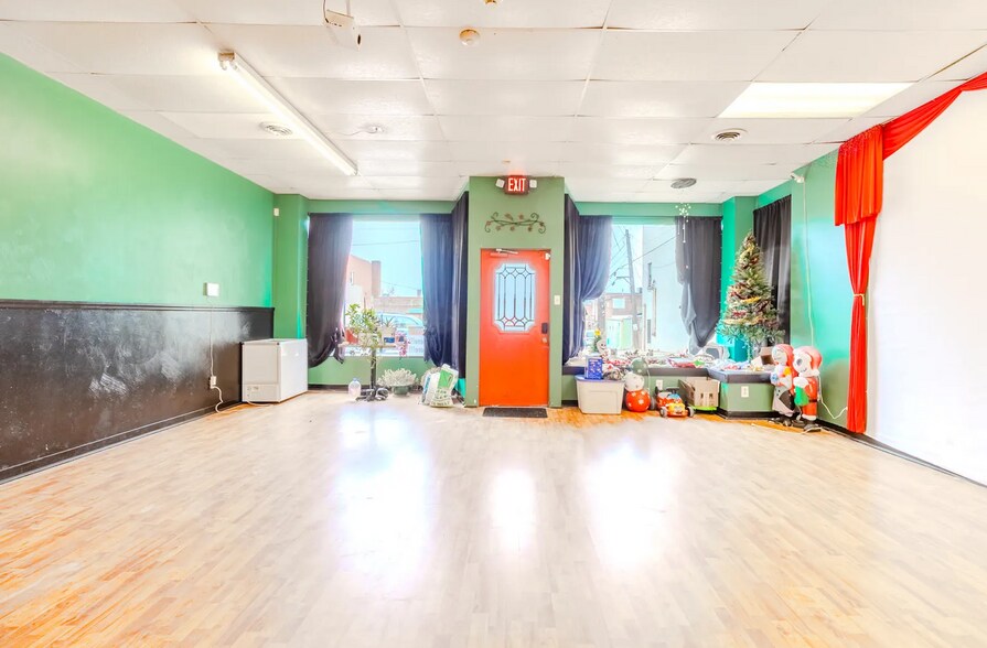 More Photos Of 212 S 4th St, Jeannette General Retail For Lease