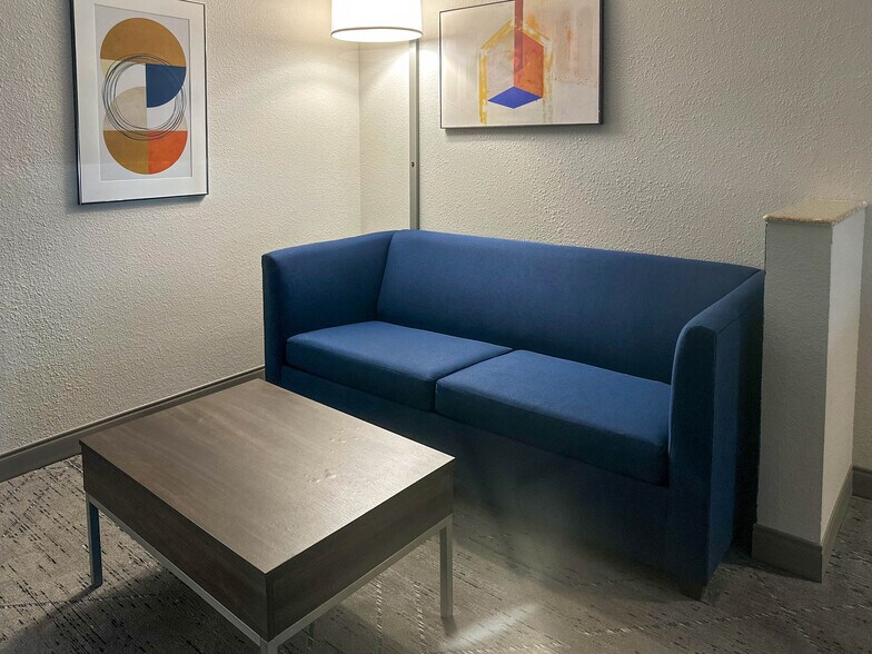 More Photos Of 601 N Sonoma Trl, Ennis Hotel For Sale