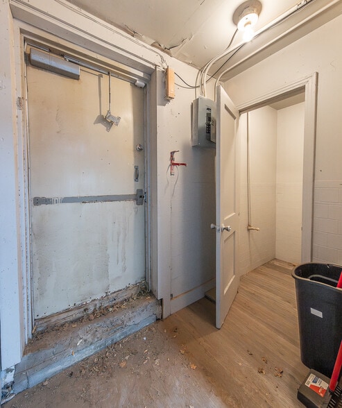 More Photos Of 2621 34th St, Lubbock Freestanding For Sale