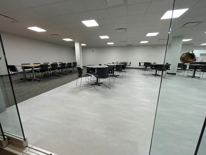 More Photos Of 2250 E Devon Ave, Des Plaines Medical For Lease