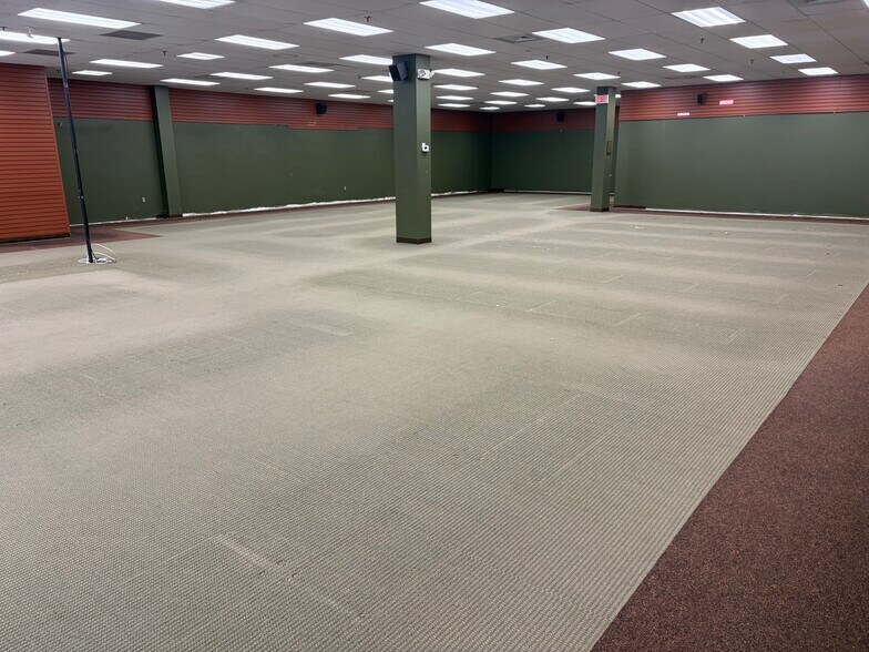 More Photos Of 522 Amherst St, Nashua Showroom For Lease