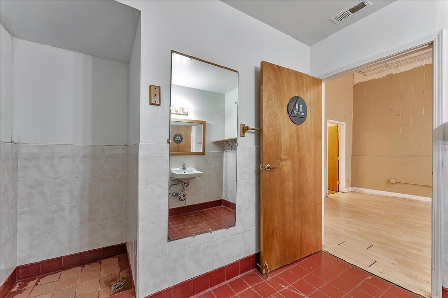 More Photos Of 1227 San Pablo Ave, Berkeley Storefront For Sale