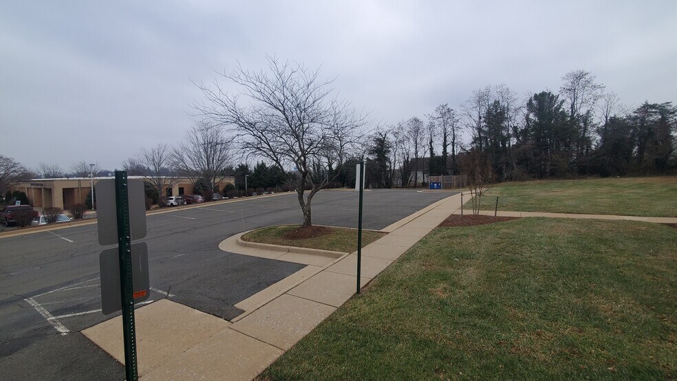 More Photos Of 555 Hospital Dr, Warrenton Office For Sale