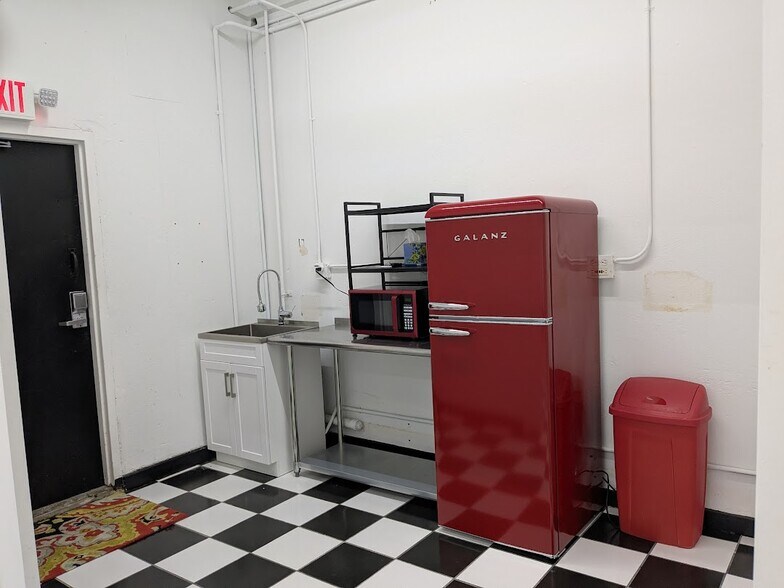 More Photos Of 717 Walnut St, Columbus Storefront Retail Office For Sale