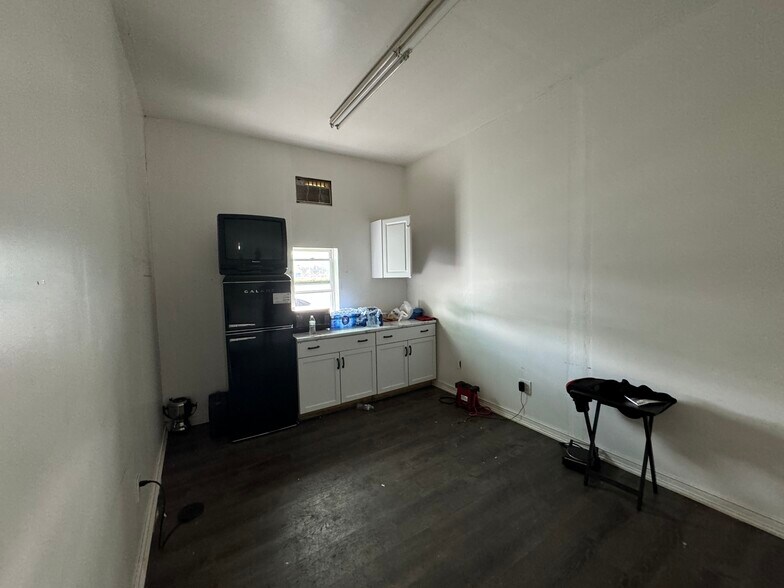More Photos Of 644 W Park Ave, Aurora Truck Terminal For Sale