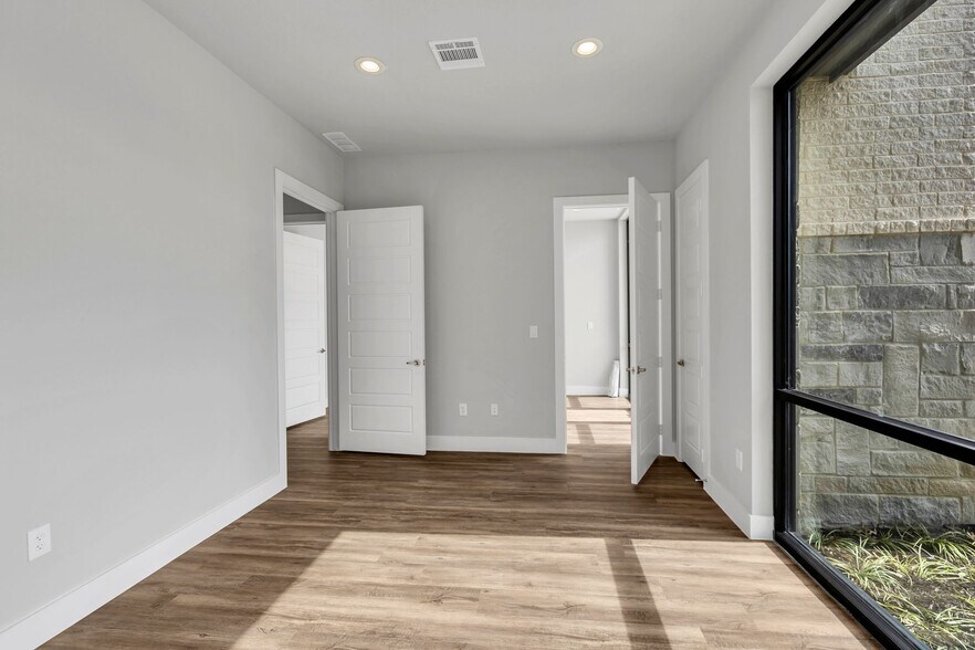 More Photos Of 1701 Fountainview Dr, Mansfield Office For Sale