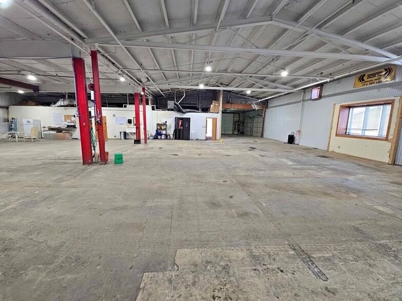 More Photos Of 4908-4910 Meinders Rd, McFarland Warehouse For Sale