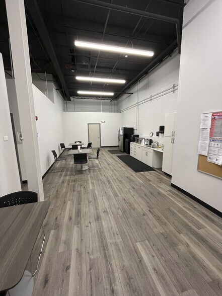 More Photos Of 85 E Bradrock Dr, Des Plaines Warehouse For Sale