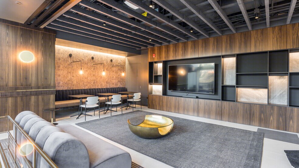 More Photos Of 200 S Wacker Dr, Chicago Office For Lease