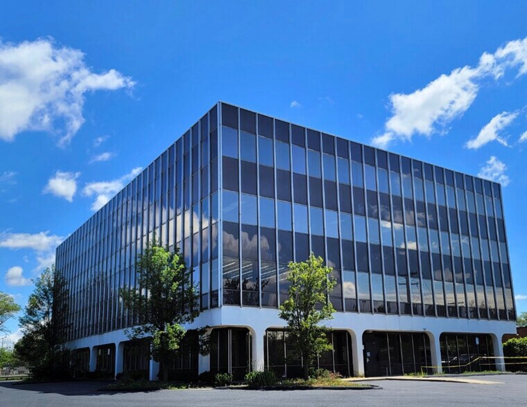 Primary Photo Of 24681 Northwestern Hwy, Southfield Office Residential For Lease