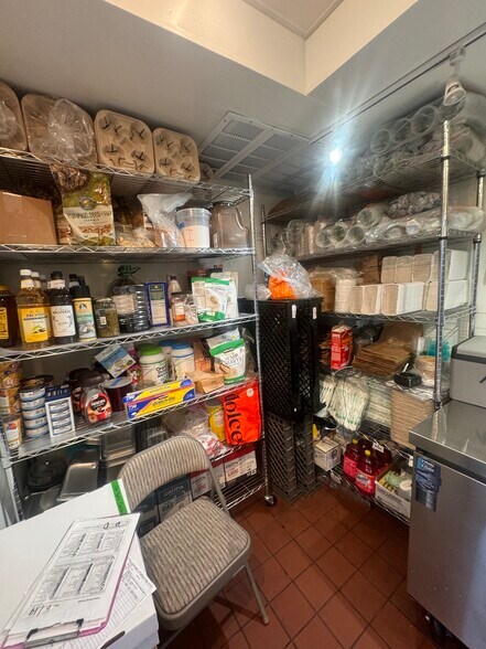 More Photos Of 175 Bay Pl, Oakland Restaurant For Lease