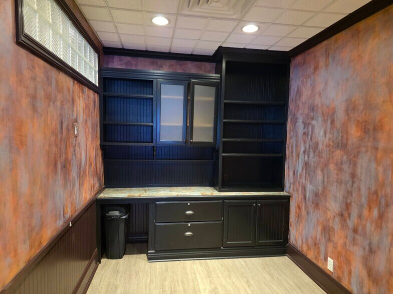 More Photos Of 5613 S 77 St, Omaha Storefront For Lease