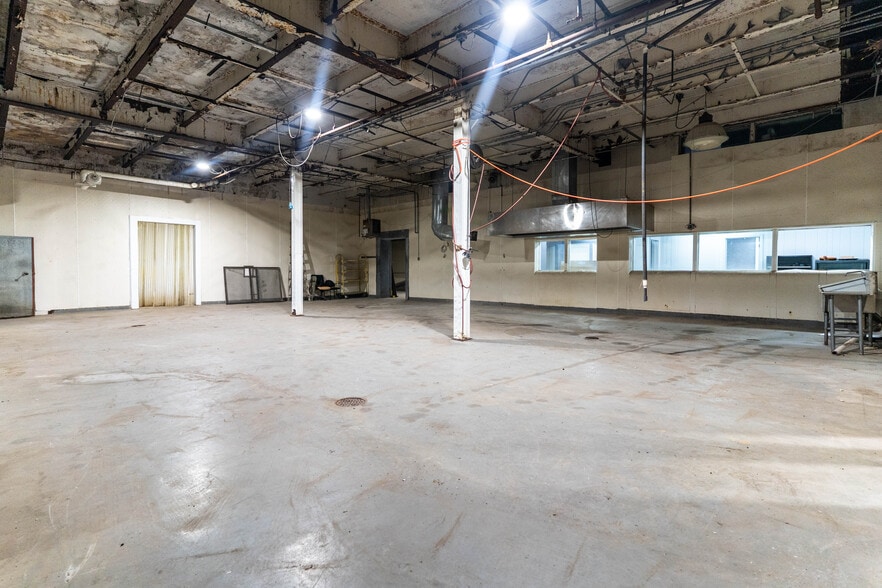 More Photos Of 1400 E 2nd St, Kansas City Manufacturing For Lease