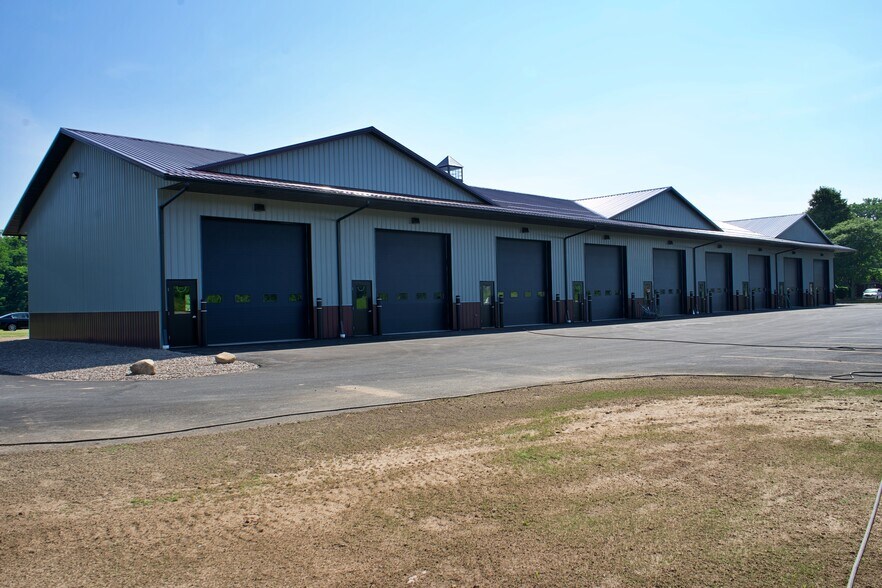 More Photos Of 10 Regency Oaks Blvd, Rochester Warehouse For Lease