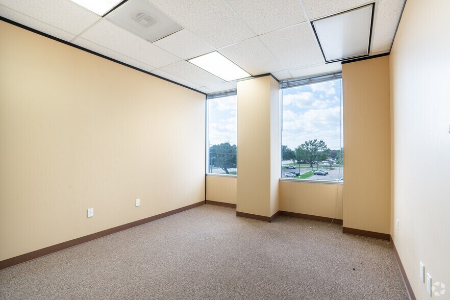 More Photos Of 397 N Sam Houston Pky E, Houston Office For Sale