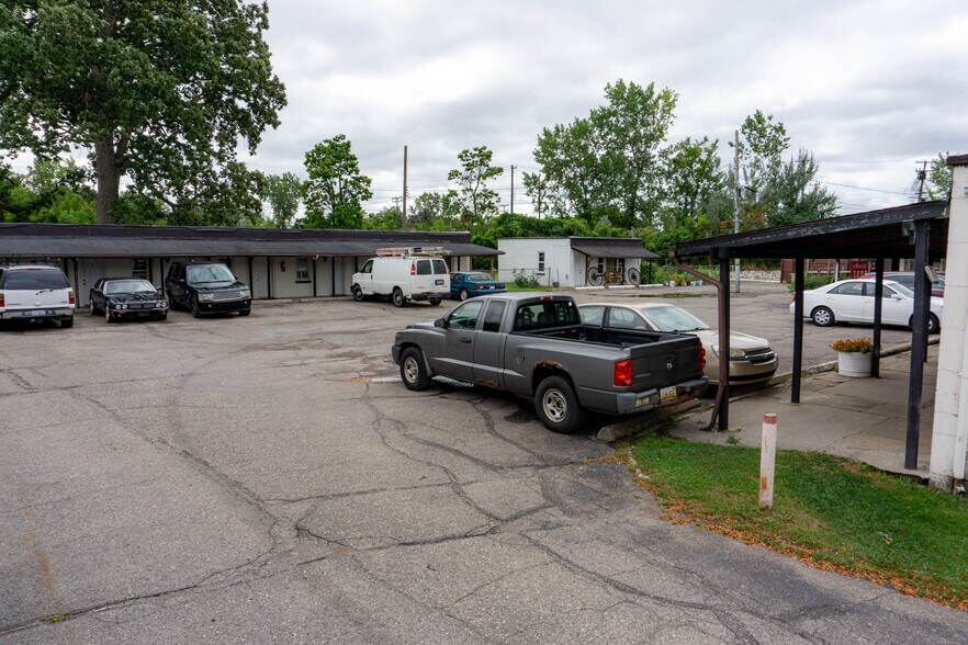 More Photos Of 27527 Telegraph Rd, Flat Rock Hotel For Sale