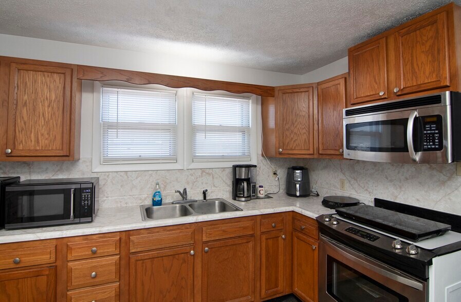 More Photos Of 449 Main St, Rainelle Storefront For Sale