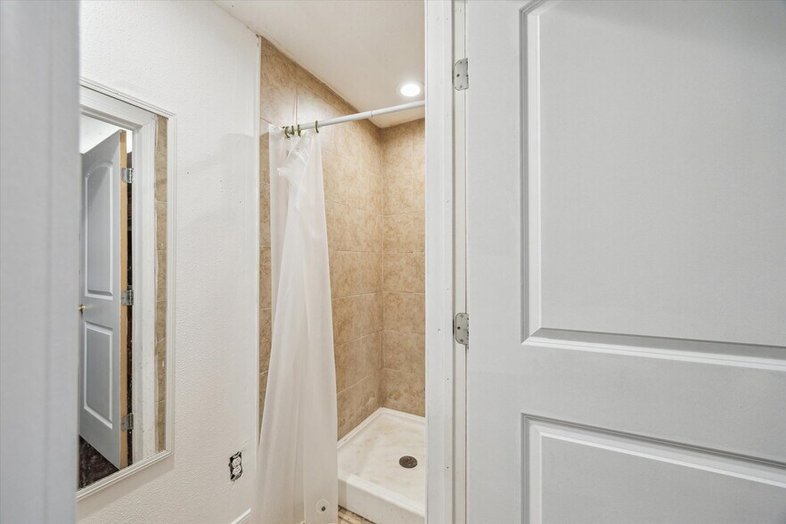 More Photos Of 6910 Bellaire Blvd, Houston Office For Sale