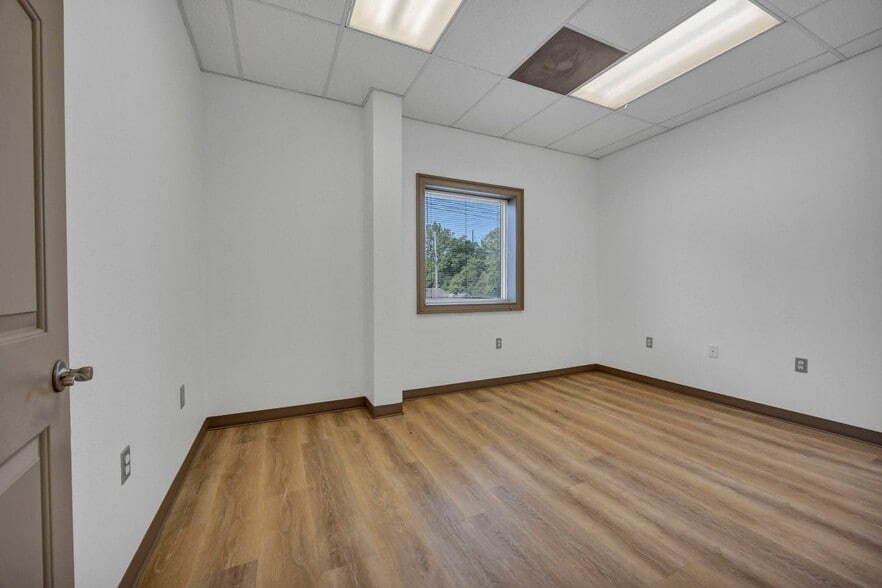 More Photos Of 1627 Columbia College Dr, Columbia Warehouse For Lease