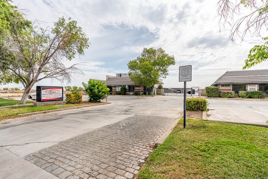 More Photos Of 39126-39130 3rd St E, Palmdale Service For Sale