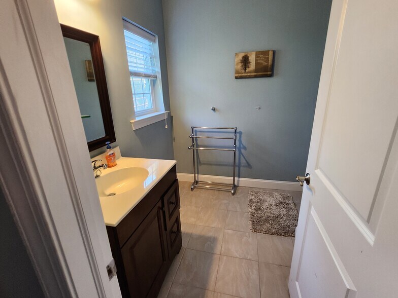 More Photos Of 1901 Pennview Rd, Havertown Flex For Sale