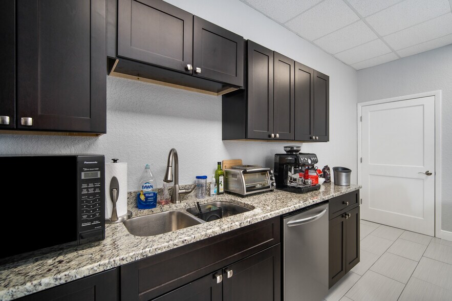 More Photos Of 6812 W Linebaugh Ave, Tampa Medical For Sale