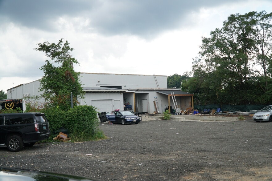 More Photos Of 216 W Hampton Ave, Capitol Heights Light Distribution For Sale