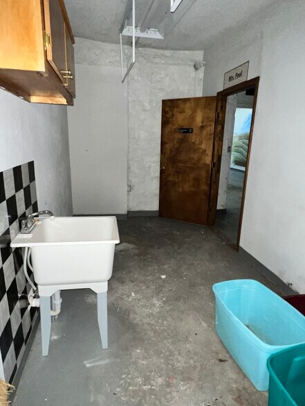 More Photos Of 317 S Main St, Lindsay General Retail For Sale