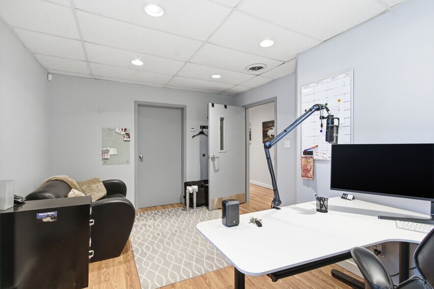 More Photos Of 7731 Traders Ln, Indianapolis Office For Sale