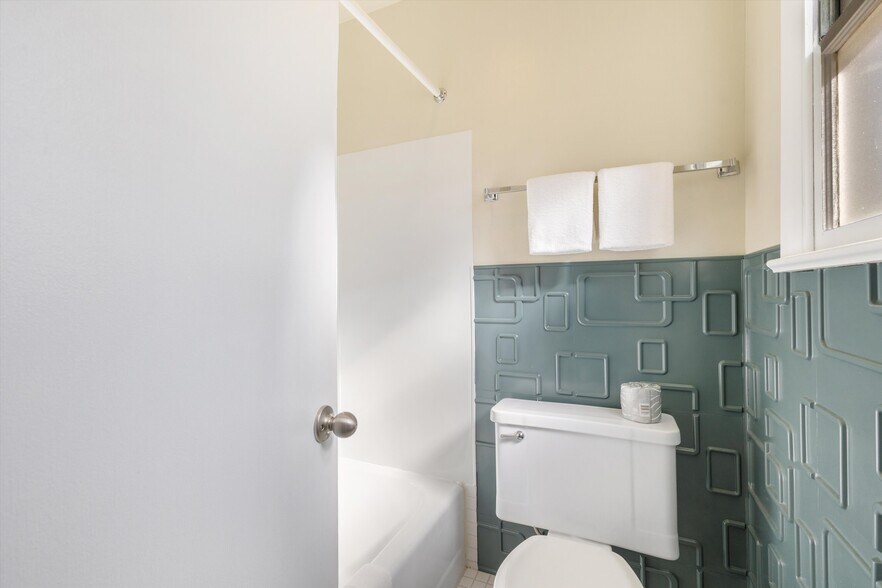 More Photos Of 1354 S 2nd St, Raton Hotel For Sale