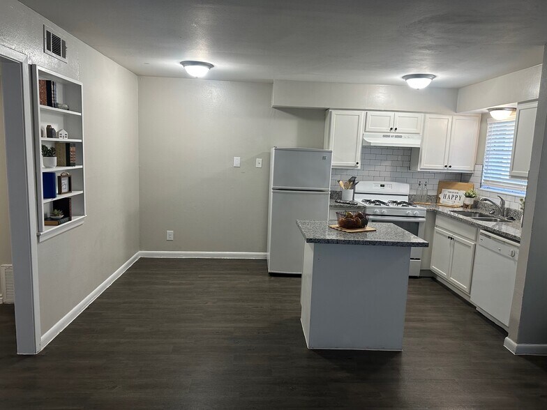 More Photos Of 1101 E Main St, League City Apartments For Sale