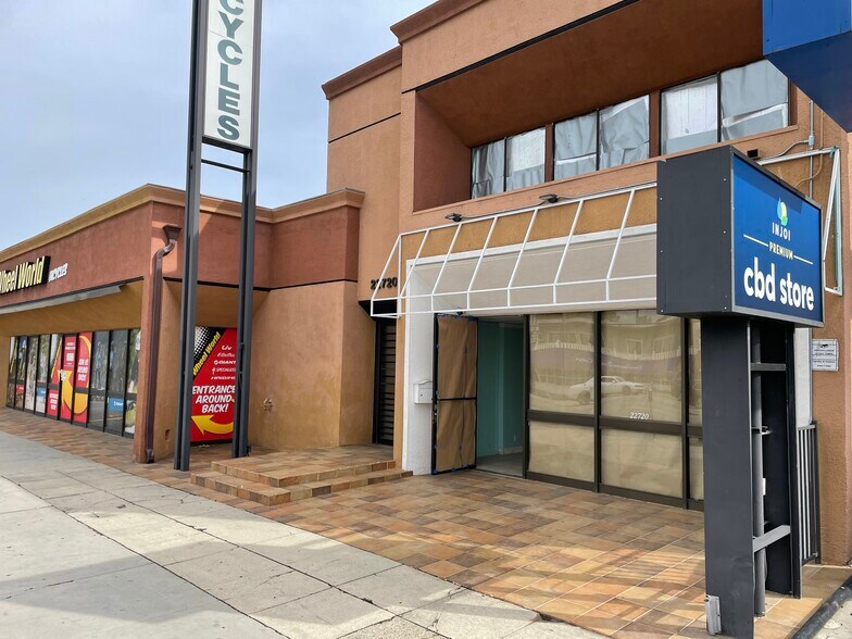 More Photos Of 22720 Ventura Blvd, Woodland Hills Storefront For Lease