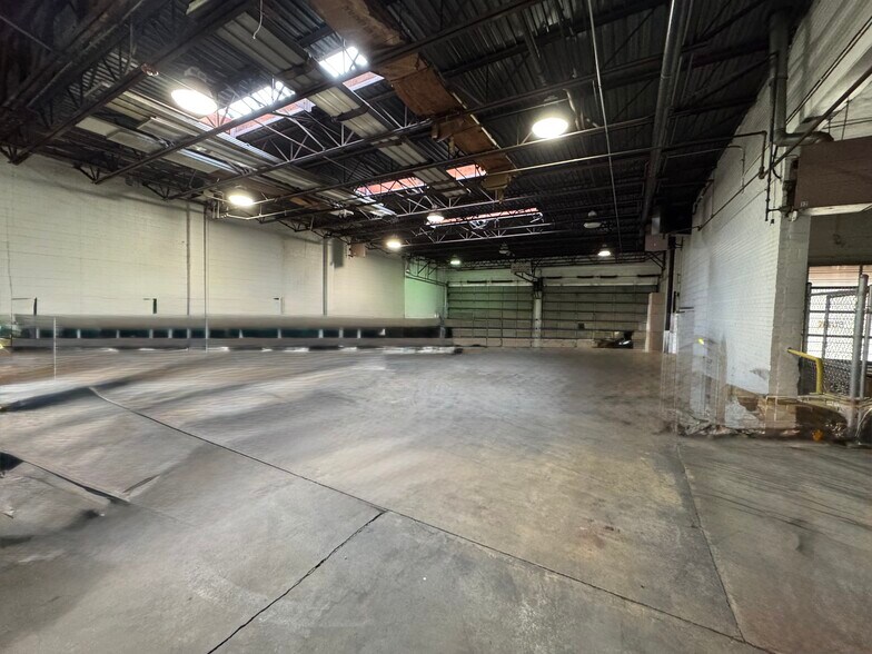 More Photos Of 1913 W State St, Bristol Warehouse For Lease