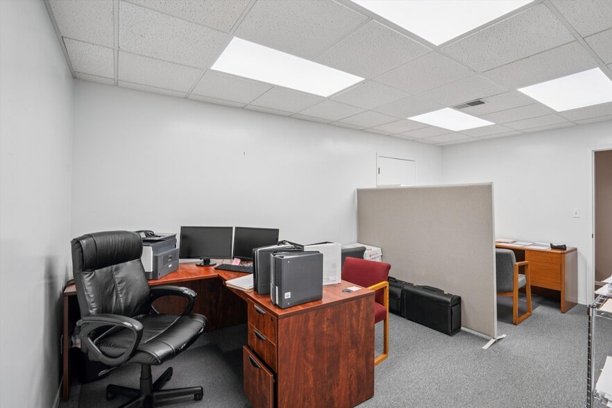 More Photos Of 2721 SW 30th St, Des Moines Office For Sale