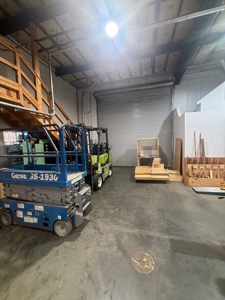 More Photos Of 3305-3311 Grande Vista Dr, Newbury Park Warehouse For Lease