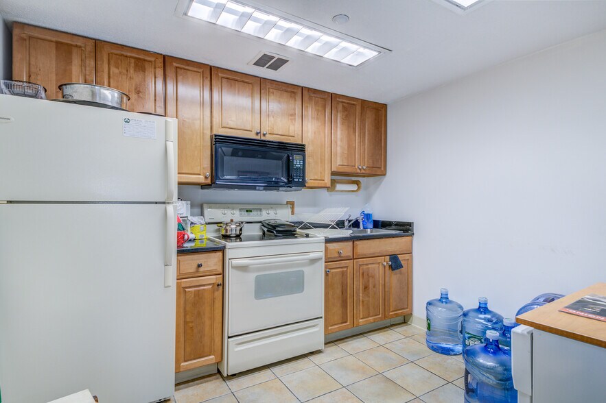 More Photos Of 25 Saint Charles St, Thornwood Distribution For Sale