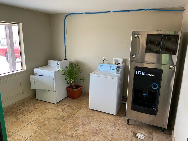 More Photos Of 1901 E 1st St, Pratt Hotel For Sale