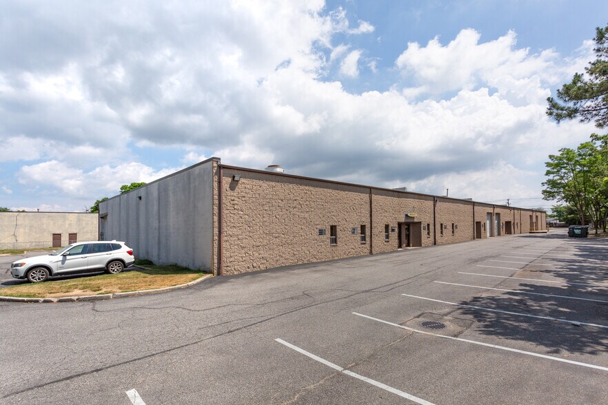 More Photos Of 2130 Pond Rd, Ronkonkoma Warehouse For Lease