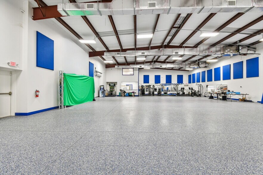 More Photos Of 14915 N Nebraska Ave, Tampa Showroom For Sale