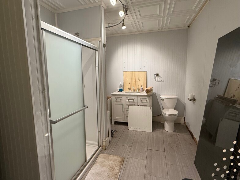 More Photos Of 301 W 3rd St, Sterling Manufacturing For Lease