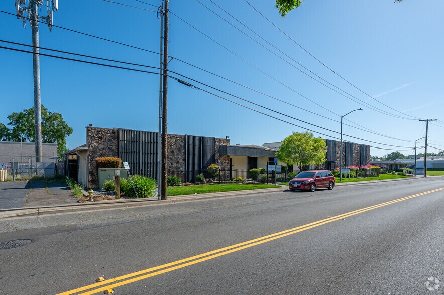 More Photos Of 3325-3327 Longview Dr, Sacramento Warehouse For Lease